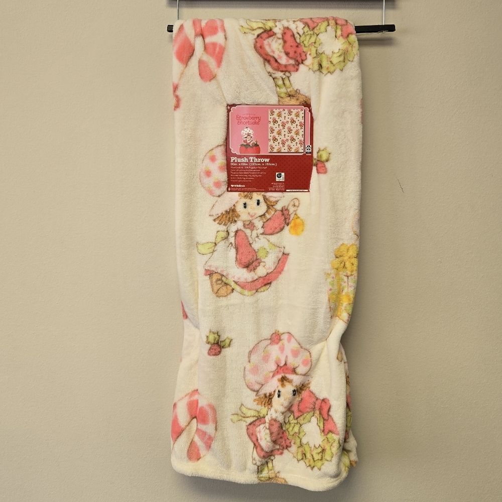 Strawberry Shortcake Christmas Plush Throw Blanket